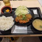 松乃家 - 私が頼んだ、濃厚カレーソースのロースカツ定食(税込690円)+生玉子(50円)で、740円