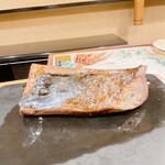 うを徳 - 舞鶴産鰹の炭火焼き