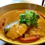 スプーンソング - 【フィッシュカレー＋小エビのプラオライス 1,300円】フィッシュは秋鮭切身