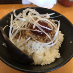Memba Tado Koro Shouten - ジャージャー丼の様子。卓上の辛味噌を追加した