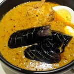 ハレギンザ - イエローカレー，タンドリーチキン，揚げナス