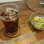 S CAFE - アイスコーヒーとサラダ