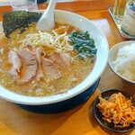 椿ラーメンショップ - ネギ味噌チャーシューメン中盛＋ライス(並)＋無料キムチ❗️