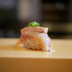 Sushi Koma - 鮟漬け（地元）
                        乗せられたあん肝がすぐさま全体に浸透し、鮟の身とシャリの酸味が旨味を増幅させる抜群の美味しさ！
                        この時点で今日イチの一貫！