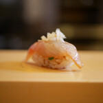 Sushi Koma - アマダイ漬け（地元）
                        上に乗せられるのはアマダイの鱗。
                        ねっとりした馴染みから広がる甘み、鱗のサクサク感。
                        今まで感じたことのない強弱が絶妙に美味しい！