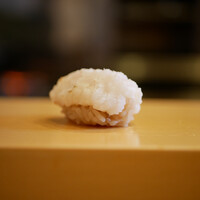 鮨駒 - クロアナゴ（地元）
                    むっちりした身は香ばしさと抜群の甘みで、シャリの酸味がさらに引き立てる！
                    食感から溢れるあぶらは思ったよりもさっぱり纏まります。穴子らしいほのかな香りをまとう美味しい一貫！