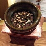 虎白 - 土鍋の中は 天然舞茸ご飯。私の誕生日祝いという事で金粉で飾ってくれる…というサプライズ付き(о´∀`о)