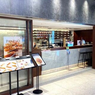 サクッと一人で立ち寄りやすい、新幹線乗り場前の便利空間