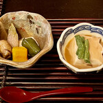 Egushi - お通しはいつものように2種類　胡麻豆腐と落花生が入った野菜の炊き合わせです　