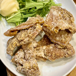 かつぎや - おつまみ排骨です　サクッと揚がっていて担々麺に入れずに食べちゃう