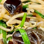 かつぎや - ニラ好きとしてはもっと入れてもらいたいけどこれくらいがバランス取れるのかな