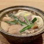 茜坂大沼 - 山形郷土料理〝芋煮〟
      熱々の芋煮をハフハフと、これは最高です！
      里芋がやばいやばい、とろんととろけますから！
      原木なめこがまたいいぬめりなのです♪
      里芋になめことネギと春菊に牛肉、あ〜幸せ(^^)v