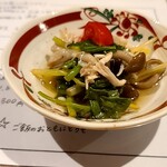 地酒と土鍋飯 さんか - お通し セリとキノコの煮浸し