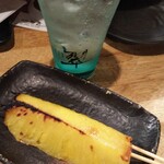 焼鶏　炭吉 - ジンソーダ  と 焼きパイナップル