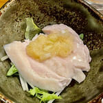 焼鳥 酉たけ - お通し2　塩漬け生姜がピリリと美味しいムネ肉の湯引き