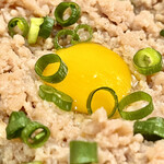 焼鳥 酉たけ - しっとり甘味もある鶏そぼろに小葱と鶉卵がポイント