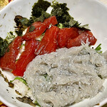 カネヒデ小林商店 - 生しらすと本鮪漬けとゆでしらすの三色丼完成！