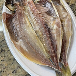 カネヒデ小林商店 - ちょうど良い色合いに干されてますね　余計な水分と臭みが抜けて旨味だけ凝縮された天日干しの傑作です