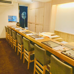 Nishiazabu Ootake - ◎店内は白木の一枚板のカウンター席は8席と個室が1室