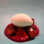 IZA - 黒無花果とチョコレートのブラウニー 黒無花果の葉アイス添えアップ