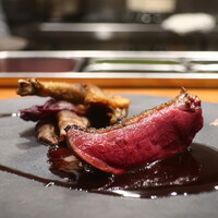 IZA - 鳩の炭火焼き 赤ワインソースアップ