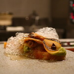 IZA - サーモンのマリネ アボカドソースアップ