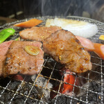 炭火焼肉・ホルモン 旭 - 上カルビ、カイノミ