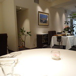 レストラン ラッセ - 白を基調とした店内