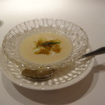 その日の小さな前菜(蟹肉と玉葱のポタージュ)