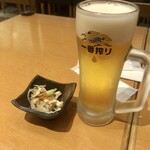 郷土料理×旬菜旬魚を味わう 茜屋 - 「生中ジョッキ(キリン一番搾り)」とお通し(380円)