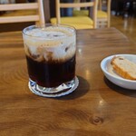 花の木珈琲店 - 今日のアイスコーヒー
            シットリとしたパンとピスタチオが付いてた
            来週もまたアイスコーヒー頼むんだろうなあ