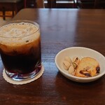 花の木珈琲店 - 昨日のアイスコーヒー　ピスタチオとラスクが付いてた
      ピスタチオの甘み（旨味）がアイスコーヒーとも合うんだよねえ！