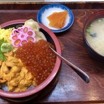 丸青食堂 - 「生うにといくらのハーフ＆ハーフ丼」(時価この日は3500円)