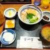 魚や一丁 - サーモンと白身のゴマ味噌だれ丼　980円