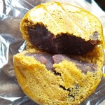 文栄堂 - 茶まんをお尻から割る！漉し餡タップリ！旨い！