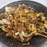 伊賀食堂 - 初訪問:ミックス定食＋牛バラ＋そば玉、実際にはご飯と味噌汁が付いています