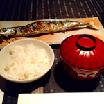 瀬里奈 - 北海道産の秋刀魚の塩焼きと、魚沼産こしひかりご飯ならびにお味噌汁です。