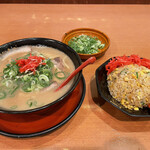 うま屋ラーメン - うま屋セット980円。特製ラーメンにミニチャーハン。