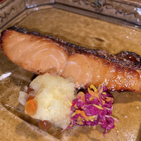 賛否両論 名古屋 - おまかせコース（税込 3,900円）評価＝◎：【焼物】秋鮭の西京焼き