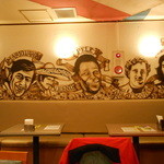 ジオダナ - 壁には南米の著名人のイラスト