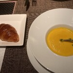 コグスダイニングカグラザカ - かぼちゃのポタージュ　ミニクロワッサン添え