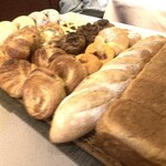 コグスダイニングカグラザカ - 食べ放題のパン！