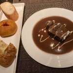 コグスダイニングカグラザカ - 牛タンシチューと自家製パン