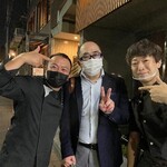 コグスダイニングカグラザカ - （左）店主・小暮さん（中）アタシ（右）松岡シェフ