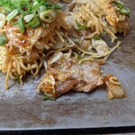 Okonomiyaki Hirano - 生姜焼きサイズの厚さの豚肉