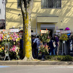 超純水採麺 天国屋 - 花で一杯の外観