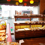 ボン千賀 - 昭和な雰囲気の店内に沢山のパン♪