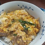 Tonkichi - かつ丼。味噌汁・漬物付