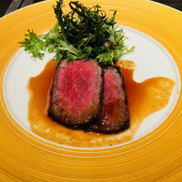 MAIMON GINZA - 黒毛和牛もも肉のローストビーフ　グレイビーソース