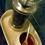 ナーガルジュナ - テーブル調味料の黒コショウとレッドペパー